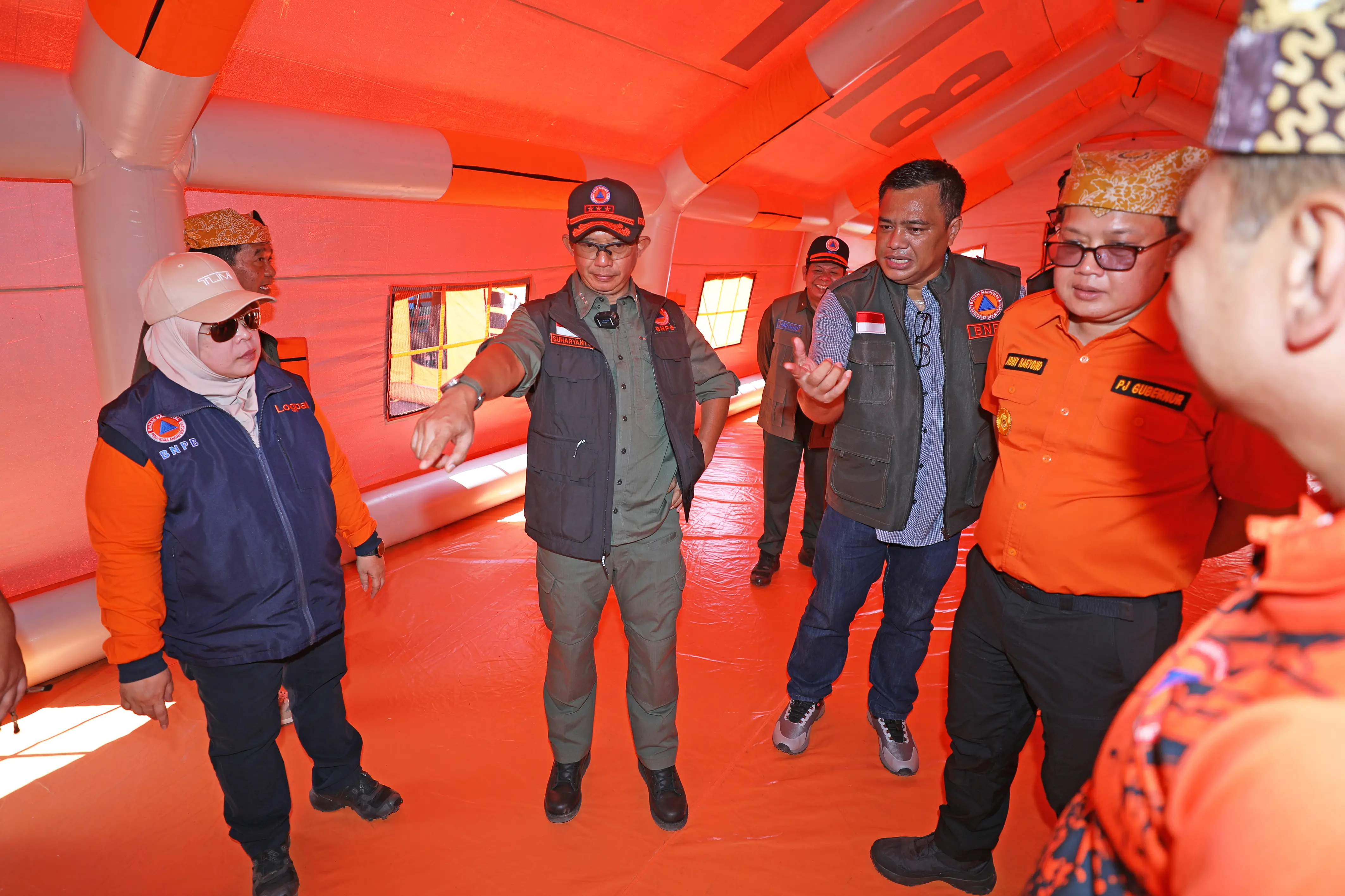 Kepala BNPB, Letjen TNI Suharyanto bersama Pj. Gubernur Jawa Timur, Adhy Karyono meninjau peralatan kebencanaan yang dipamerkan pada kegiatan Gelar Peralatan Penanggulangan Bencana ini, Minggu (14/7). 